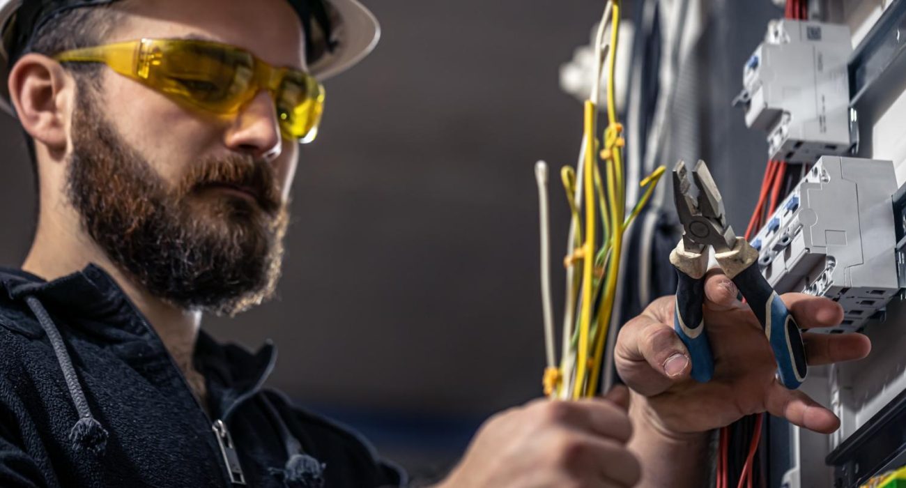 4 Reasons to Call a Trusted Palm Beach Electrician Now